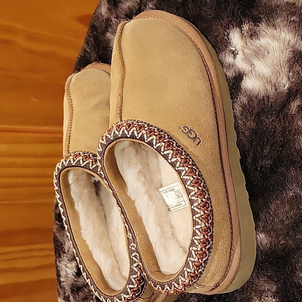 UGGS Tasman